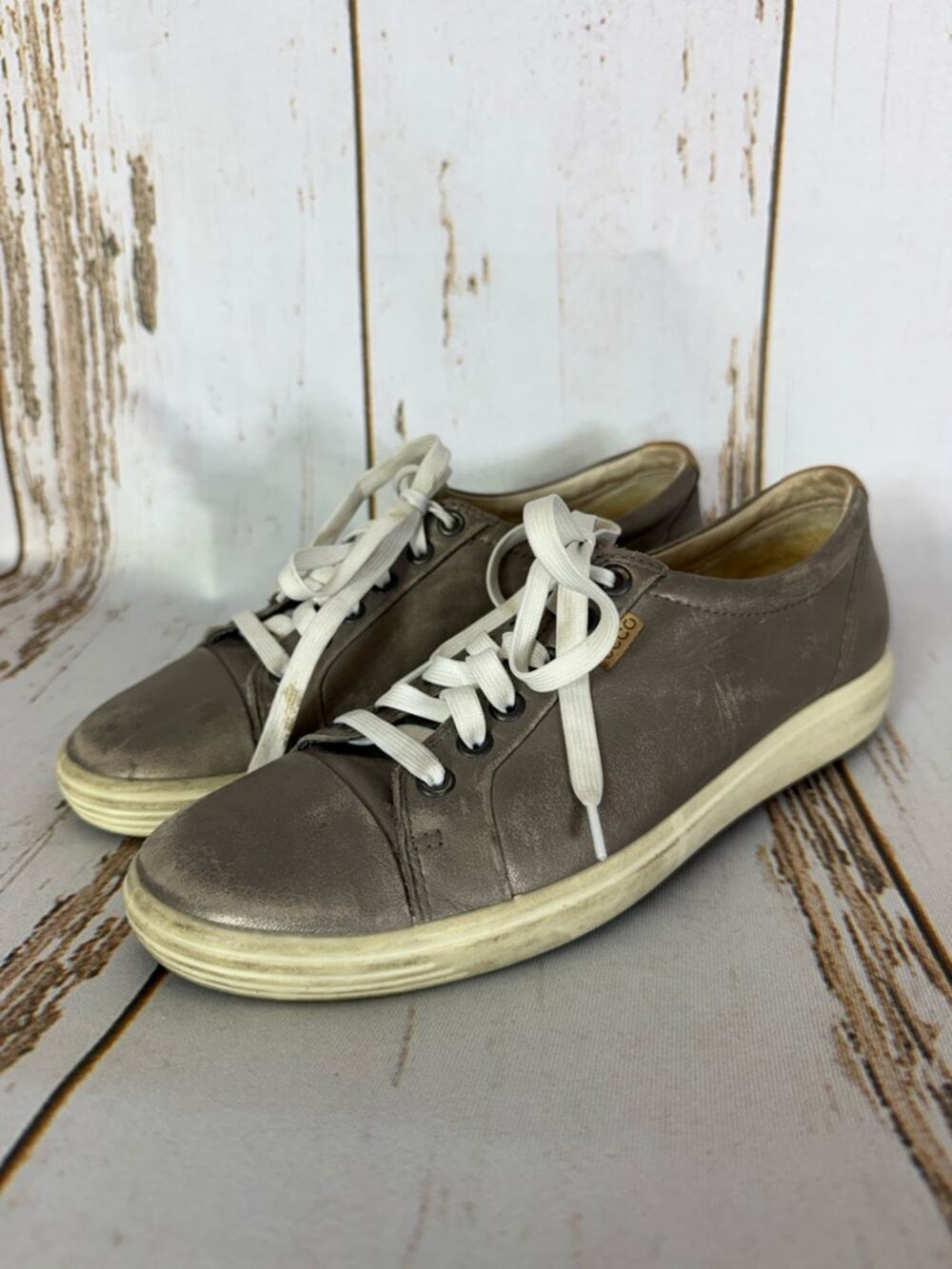 Ecco Women's Gray Leather Low-Top Sneakers with White Laces. Size 8. Good cond.